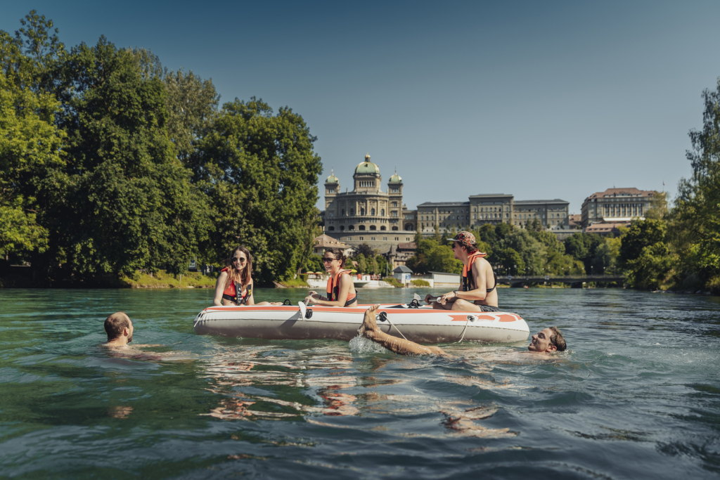 In der Schweiz ist Fluss- oder Seebaden auch in Städten eine Selbstverständlichkeit geworden. Das ist nicht überall so. So ist die Badewasserqualität der Seine in Paris nicht fürs Baden geeignet, was direkt mit den zahlreichen Regenüberläufen der Stadt zusammenhängt. Im Rahmen der Olympischen Spiele musste Paris in Rekordzeit enorme Infrastruktur-Investitionen tätigen, damit die Wettkämpfe in und an der Seine wie geplant stattfinden können. Foto: zur Verfügung gestellt von: © «Bern Welcome [0] »