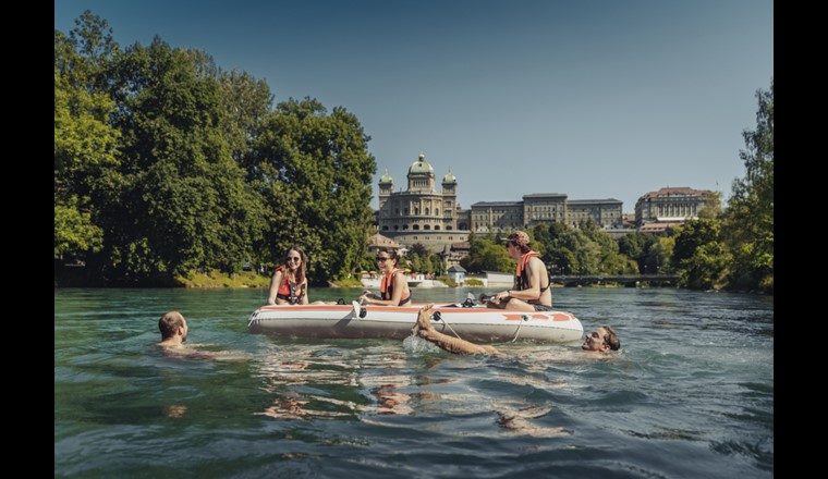 En Suisse, les baignades dans les rivières et les lacs vont maintenant de soi, même en ville. Il n’en est pas de même partout. Ainsi, la qualité de l’eau de la Seine à Paris ne convient pas pour les baignades, ce qui résulte directement des nombreux déversoirs d’orage de la ville. Pour les Jeux olympiques, Paris a dû réaliser en temps record d’énormes investissements dans l’infrastructure afin que les compétitions puissent avoir lieu dans et au bord de la Seine, comme prévu. Photo mise à disposition par : © « Bern Welcome [0] »