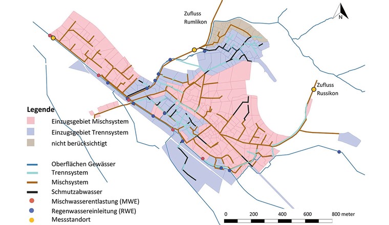 Fig. 1 Schema vom Untersuchungsgebiet inklusive Messstandorten von Mikroverunreinigungen (MV). Die Zuflüsse von den Nachbargemeinden sowie das braun markierte Einzugsgebiet wurden über Durchflussmessungen als Zuflüsse im SWMM berücksichtigt [7].