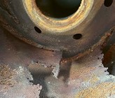 Arbeiten Pumpen längere Zeit ausserhalb des Auslegungsbereichs, kann das zu sogenannten Kavitationsschäden führen. Im Bild: starke Kavitationsspuren am Eintrittsbereich eines Laufrades. (Bild: SVGW) Arbeiten Pumpen längere Zeit ausserhalb des Auslegungsbereichs, kann das zu sogenannten Kavitationsschäden führen. Im Bild: starke Kavitationsspuren am Eintrittsbereich eines Laufrades. (Bild: SVGW)