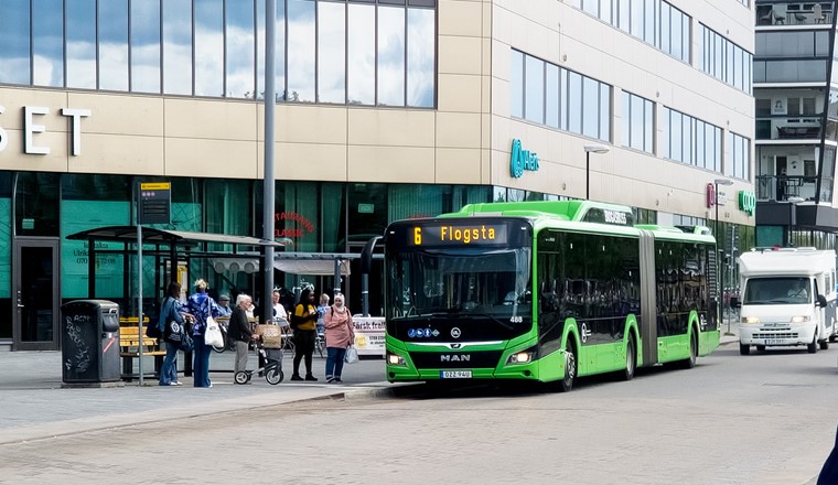 Un bus fonctionnant au biogaz dans le centre-ville d’Uppsala. (Image : Gamla Uppsala Buss)