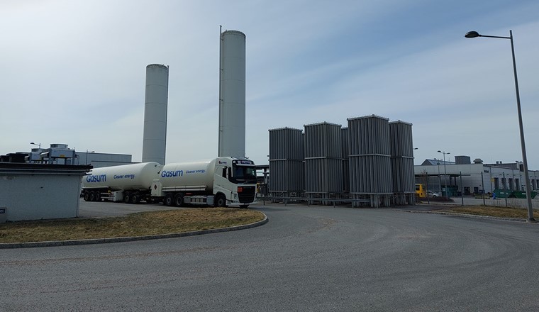 Uppsala Vatten exploite également une installation qui reconvertit le gaz naturel liquéfié (GNL) et le biogaz liquéfié (bioGNL) à l’état gazeux. (Image : OST)