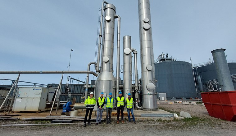 Les membres de l’équipe de projet helvético-suédoise devant l’installation de biogaz d’Uppsala Vatten à Uppsala (Suède). L’installation de biogaz sépare le CO2 du biogaz brut afin de produire un biogaz de haute qualité avec une teneur en méthane proche de 100%. (Image : OST)