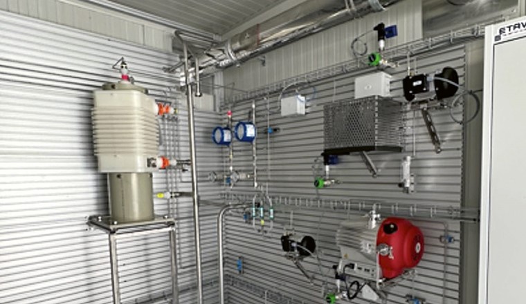 Fig. 8 Installation d’une membrane en graphène dans l’un des containers de l’Innovation Lab de Gaznat à Aigle, dans le cadre du projet énergétique GreenGas.