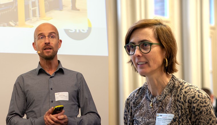 Gautier Falize e Hermine Wöhri hanno illustrato vari approcci per ridurre la temperatura nella rete di teleriscaldamento di Ginevra, tra cui in particolare un programma per ottimizzare i sistemi di riscaldamento degli edifici.