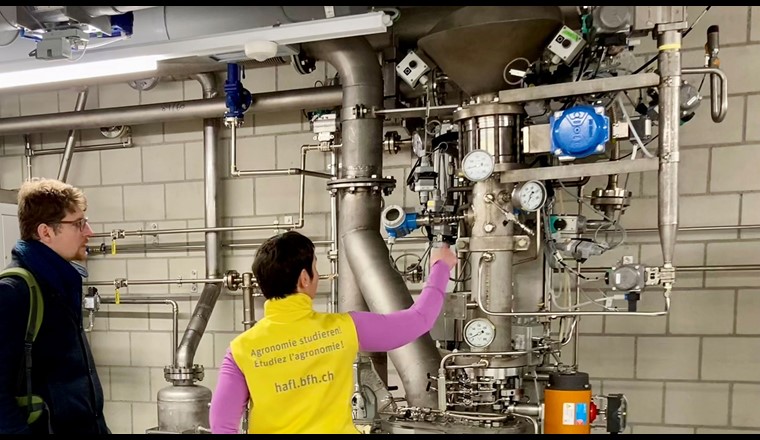 Einblick in die Technologie der Anlage «Steam-Gun» im neu eröffneten Biomasse-Forschungshub in Zollikofen, BE. (© BFH-HAFL)