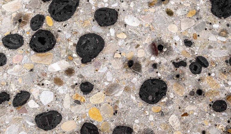 Le béton pourrait stocker des quantités très importantes de CO2 si les granulats traditionnels étaient remplacés par des pellets de charbon végétal, par exemple. (Image : Empa)
