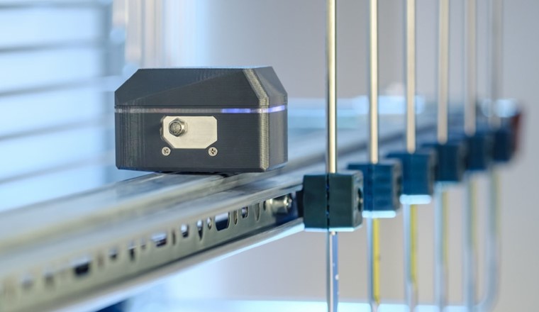 Mit dem Ultraschallsensor können Wasserstoff-Behälter, -Leitungen oder -Verbindungsstücke überwacht werden. Ähnlich wie Rauchmelder könnten sie verteilt im Raum zu einem Sensornetzwerk verknüpft werden. (Bild: Fraunhofer IPM)
