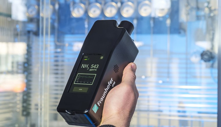 Wasserstoff kann in Form von Ammoniak (NH3) gespeichert und transportiert werden. Das Laserspektrometer des Fraunhofer IPM absorbiert die Wellenlänge von Ammoniak, reagiert deshalb sofort und zeigt das Ergebnis auf einem Display an. (Bild: Fraunhofer IPM)