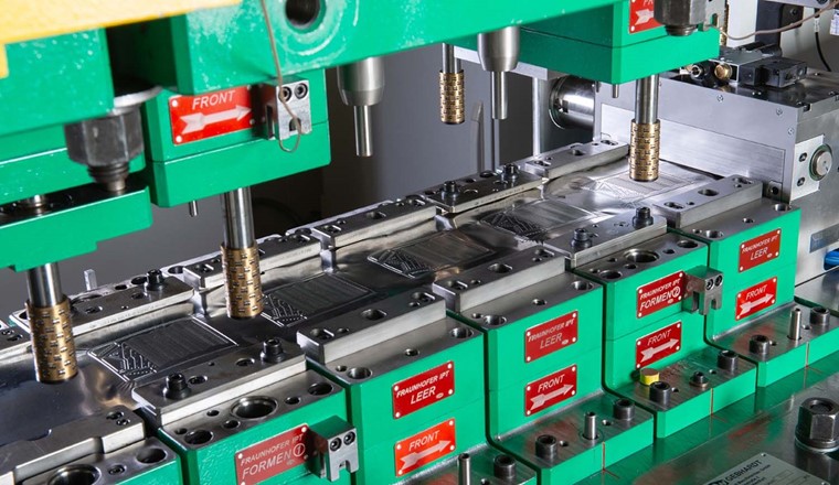 Folgeverbundwerkzeug für die diskrete Herstellung von metallischen Bipolarplatten, welches im Forschungsprojekt H2Go um verschiedene Funktionen erweitert wird. (Bild: Fraunhofer IPT)