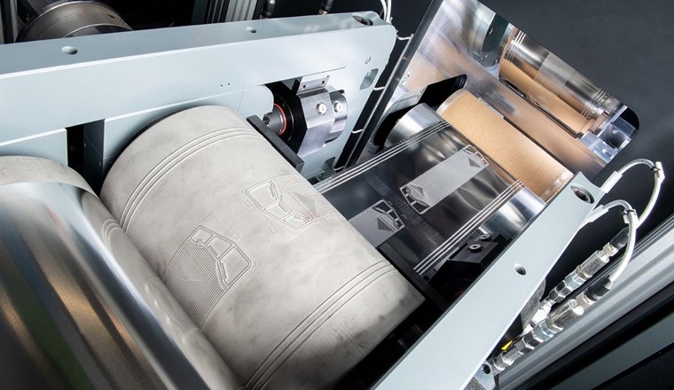 Kontinuierliches Walzprägen zur Produktion von Bipolarplatten (Bild: Fraunhofer IPT)