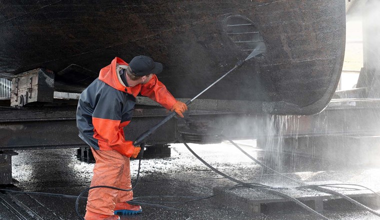 Schiffe, die zwischen Zürcher Seen wechseln müssen in Zukunft von autorisierten Reinigungsstellen gereinigt werden. (Bild: Adobe Stock)