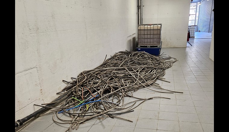 Partie des câblages électriques endommagés et retirés. Photo : © Etat du Valais