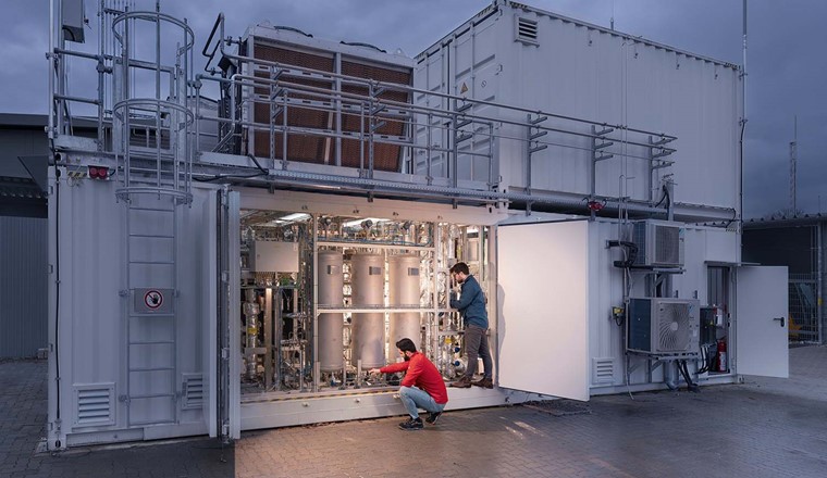 ICODOS, eine Ausgründung aus dem KIT, entwickelt vollintegrierte, vollautomatische und dynamisch betriebene E-Methanol-Anlagen. (Bild: KIT)