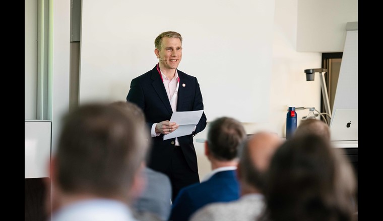 André Podleisek, Nachhaltigkeitsverantwortlicher an der OST, eröffnet das Symposium. (© OST)