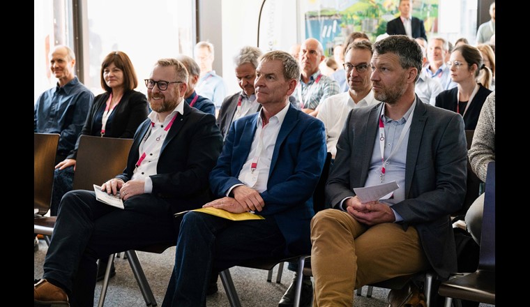 Vertreterinnen und Vertreter aus Wissenschaft, Verwaltung, Politik und Zivilgesellschaft diskutieren in Rapperswil-Jona über Risiken, mögliche Lösungen und die Rolle von Partnerschaften. (© OST)