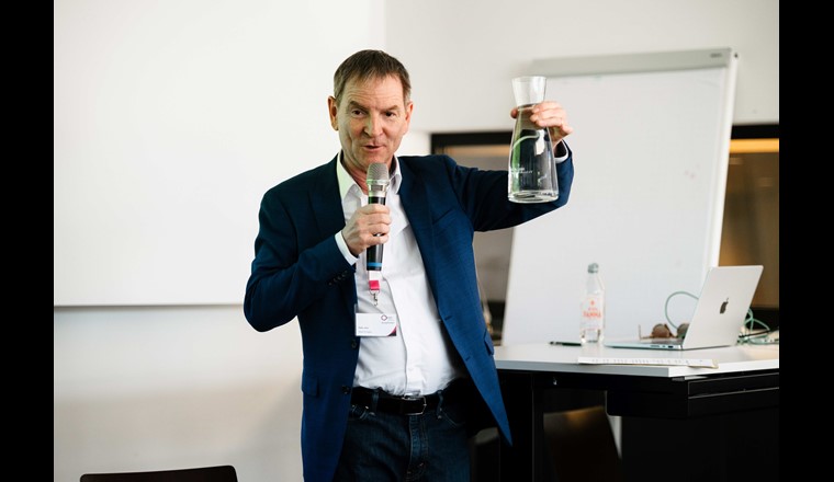 Der St. Galler Stadtrat Peter Jans zeigt, dass Wert
und Kosten von Wasser in keinem Verhältnis stehen. (© OST)