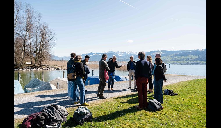 Das Symposium beginnt mit einem Bad im Zürichsee.  (© OST)