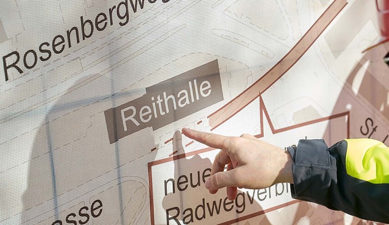 Wo eine der Rampen zum Tunnel gebaut wird, mussten die Fernwärmeleitungen umgelegt werden. (Bild: Jerry Gross)