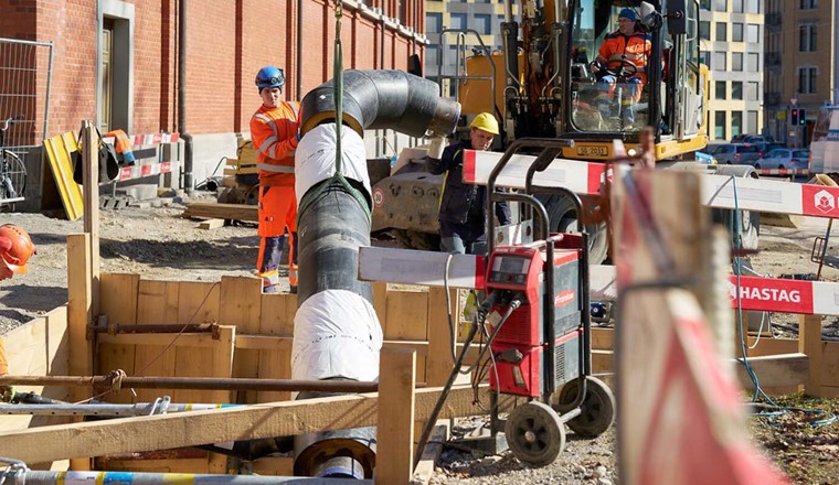 Die neuen Fernwärmerohre werden verlegt.
(Bild: Jerry Gross)