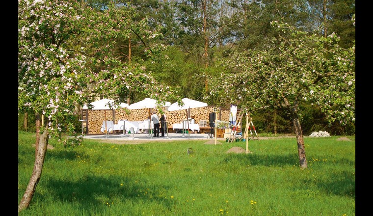 Fig. 4 Un toit de verdure pas comme les autres: un verger, un pré fleuri, une ruche et un hôtel à insectes se trouvent sur l’un des toits de verdure de la STEP de Berne.