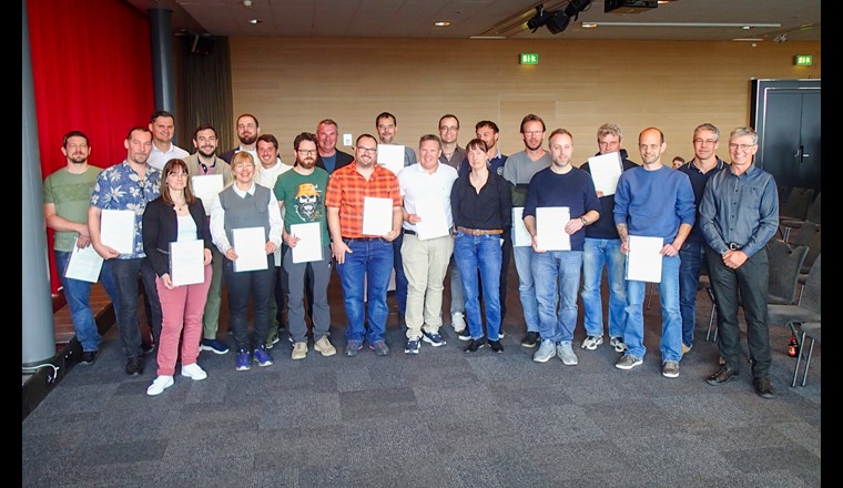 Die Klärwerkfachfrauen und -männer, die die Urkunden persönlich entgegennehmen konnten. 
Ebenfalls auf dem Foto : Peter Lehmann (ganz rechts), Jonas Margot (Zweiter von rechts). Photo: Sinniger/VSA