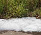 PFAS-haltiger Feuerlöschschaum soll für die zu hohen Werte im Trinkwasser verantwortlich sein. (Bild: Adobe Stock) PFAS-haltiger Feuerlöschschaum soll für die zu hohen Werte im Trinkwasser verantwortlich sein. (Bild: Adobe Stock)