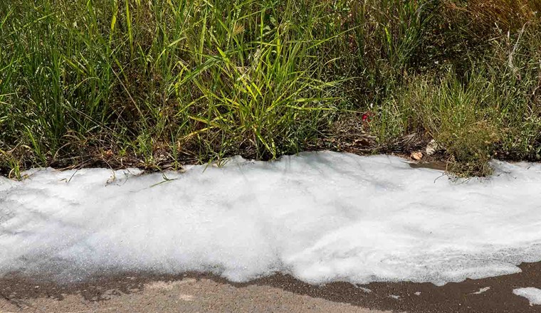 PFAS-haltiger Feuerlöschschaum soll für die zu hohen Werte im Trinkwasser verantwortlich sein. (Bild: Adobe Stock)