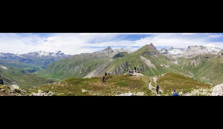 Panoramablick auf die Bündner Alpen. Ein potenzielles natürliches H₂-Explorationsgebiet? (© F. Zwaan, GFZ)