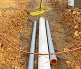 Fig. 1 Ein Drittel der PE-Leitung ist bereits verlegt. Fig. 1 Ein Drittel der PE-Leitung ist bereits verlegt.