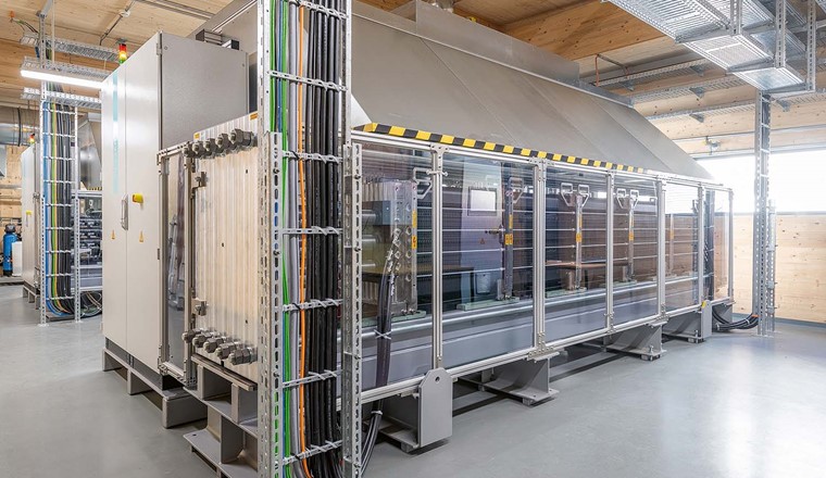 Fig. 5 In der PtG-Anlage spalten zwei Elektrolyseure des Typs Silyzer 200 mit je 1,25 MW elektrischer Leistung Wasser in Wasserstoff und Sauerstoff auf. Der Prozess erfolgt in drei Stufen: Zuerst wird das Wasser enthärtet, entsalzt und die elektrische Leitfähigkeit reduziert. Dann erfolgt die eigentliche Elektrolyse mit einer Proton-Exchange-Membran (PEM-Verfahren). Schliesslich wird im DeOxoDryer der Restsauerstoff entfernt und der Wasserstoff getrocknet. Der Hersteller Siemens Energy hat den Elektrolyseur Silyzer 200 im Jahr der Inbetriebnahme der PtG-Anlage per 2032 abgekündigt. (Bild: Limeco)