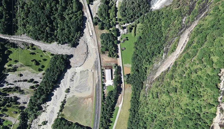 Das Hochwasser und die Geschiebeeinträge richten am 22. Juni im Misox (GR) grosse Schäden an, wie hier bei Soazza an der im ehemaligen Auengebiet gebauten Autobahn. (Bild: swisstopo)