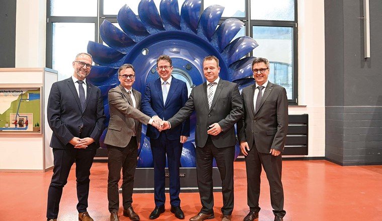 Nach der Einigung zwischen den Kantonen Tessin und Uri im Kraftwerk Lucendro (v. l.):Staatsrat Norman Gobbi, Staatsratspräsident Christian Vitta, Bundesrat Albert Rösti,Landammann Christian Arnold und Baudirektor Hermann Epp. (Bild: Kt. Uri)