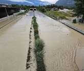 Die Hochwasser Ende Juni – hier bei Siders (VS) – richten grosse Schäden an und führen im Wallis zur Bildung einer parlamentarischen Untersuchungskommission.   (Bild: Kt. Wallis) Die Hochwasser Ende Juni – hier bei Siders (VS) – richten grosse Schäden an und führen im Wallis zur Bildung einer parlamentarischen Untersuchungskommission.   (Bild: Kt. Wallis)
