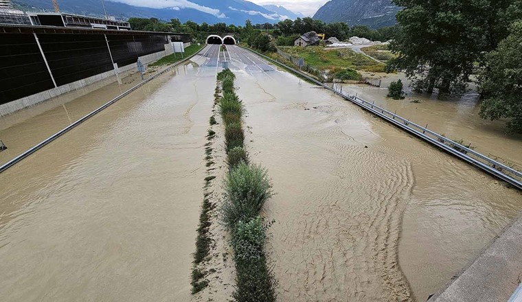 Die Hochwasser Ende Juni – hier bei Siders (VS) – richten grosse Schäden an und führen im Wallis zur Bildung einer parlamentarischen Untersuchungskommission.   (Bild: Kt. Wallis)