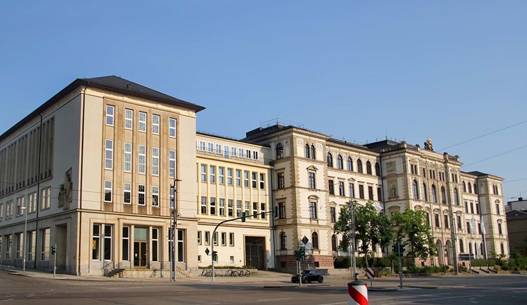 Der Masterstudiengang an der Technischen Universität Chemnitz soll ausführliche Kenntnisse über Wasserstoff und dessen Herstellungs-, Transport- und Nutzungsmöglichkeiten vermitteln. (Bild: Adobe Stock)