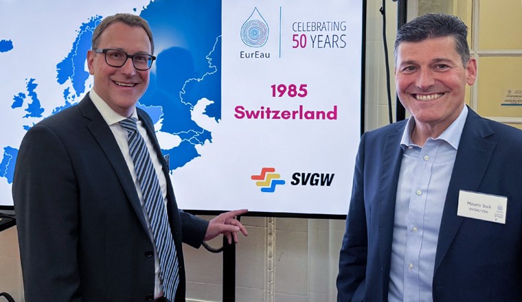 Michael Meier, Direktor des SVGW und Mauro Suà, ehemaliger Präsident des SVGW und Co-Präsident des VSA, am Jubiläumstreffen von EurEau in Brüssel.