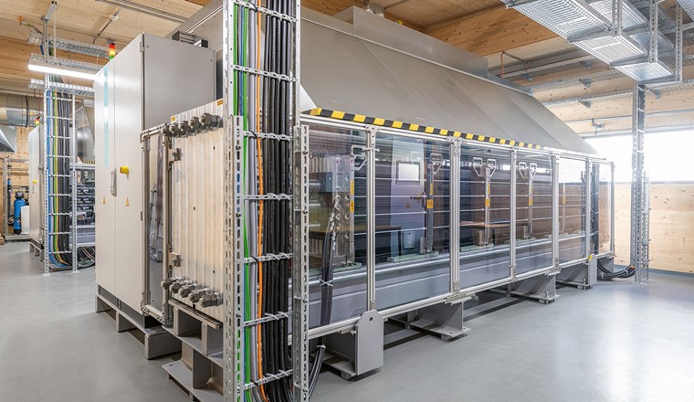 Fig. 5 Dans l’installation PtG, deux électrolyseurs de type Silyzer 200, d’une puissance électrique de 1,25 MW chacun, décomposent l’eau en hydrogène et en oxygène. Le processus comprend trois étapes: dans un premier temps, l’eau est détartrée, déminéralisée et sa conductivité est réduite. Ensuite, l’électrolyse proprement dite a lieu avec une membrane d’échange de protons (procédé PEM). Enfin, l’oxygène résiduel est éliminé dans le DeOxoDryer et l’hydrogène est séché. Le fabricant Siemens Energy a annoncé le retrait de l’électrolyseur Silyzer 200 pour 2032, l’année de la mise en service de l’installation PtG. (Image: Limeco)