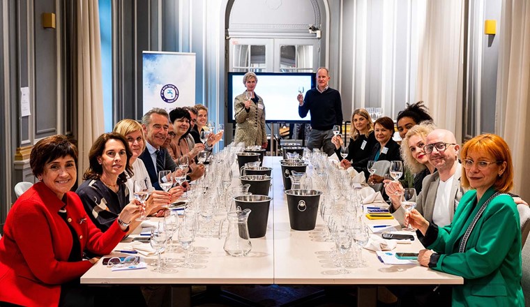Die Teilnehmerinnen und Teilnehmer des «Tap Water Tasting Journey» bei der Degustation.