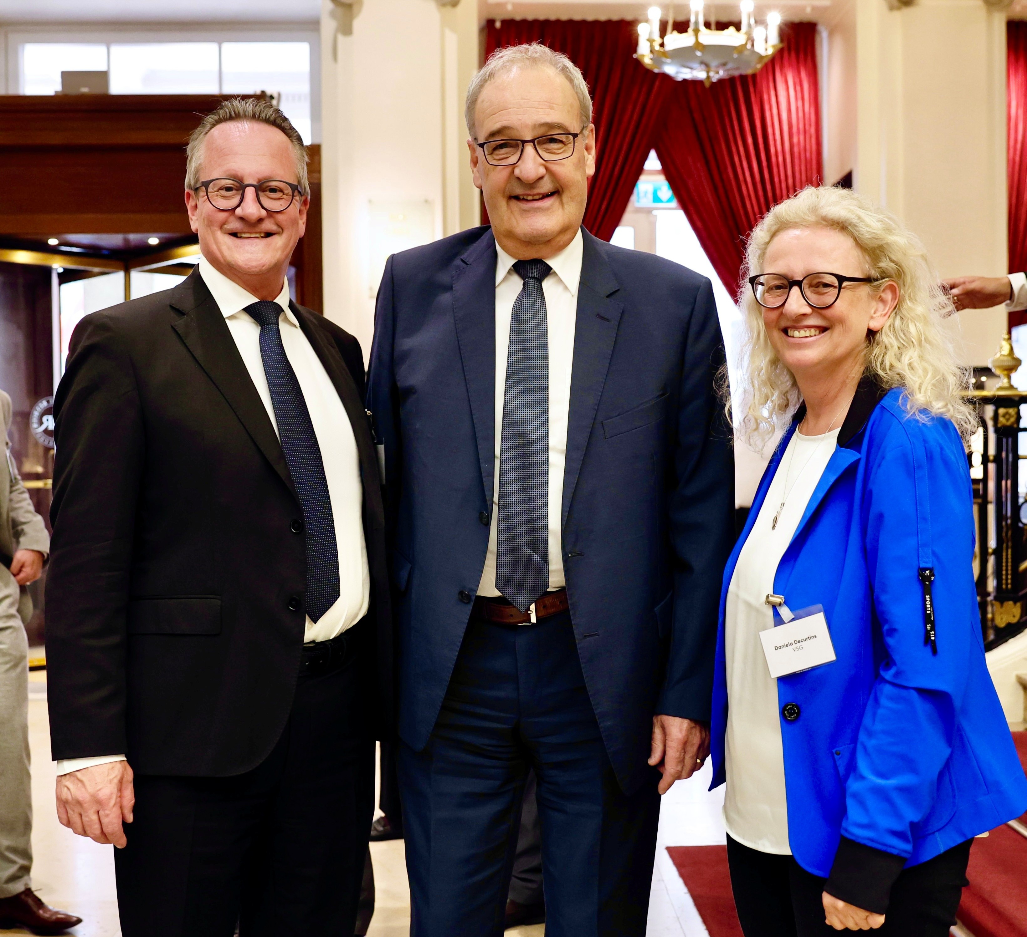 (v. l. n. r.) Ständerat Martin Schmid, Bundesrat Guy Parmelin und Daniela Decurtins, Direktorin VSG an der Generalversammlung in Bern.