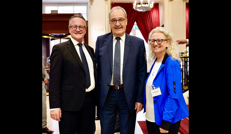 (v. l. n. r.) Ständerat Martin Schmid, Bundesrat Guy Parmelin und Daniela Decurtins, Direktorin VSG an der Generalversammlung in Bern.