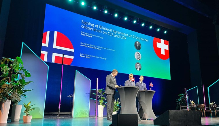 Bundesrat Albert Rösti bei der Unterzeichnung des Abkommens mit dem norwegischen Energieminister Terje Aasland. (Bild: UVEK)