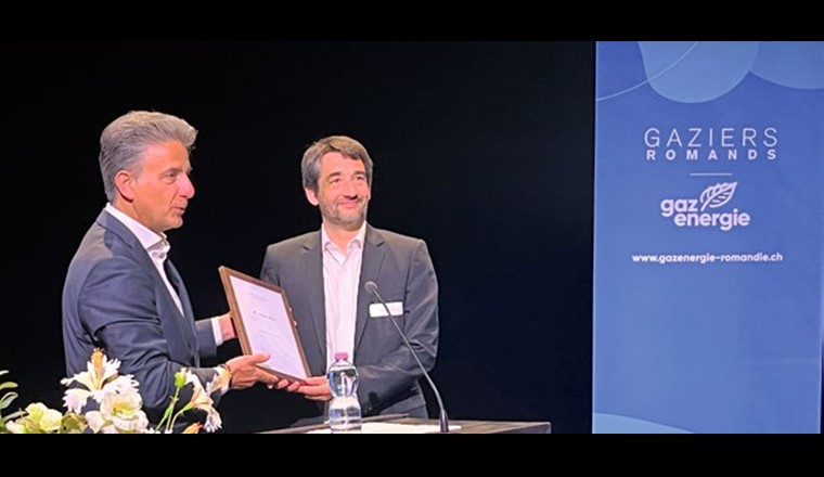 Thibault Mercier (à droite) a été honoré pour son engagement dans le secteur du gaz et a reçu le diplôme d'honneur des mains de Pierre-Alain Kreutschy.