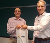 Andreas Hirt (rechts) dankt Kurt Seilter (VKCS) im Namen des SVGW für das grosses Engagement im Miliz-System. Andreas Hirt (rechts) dankt Kurt Seilter (VKCS) im Namen des SVGW für das grosses Engagement im Miliz-System.