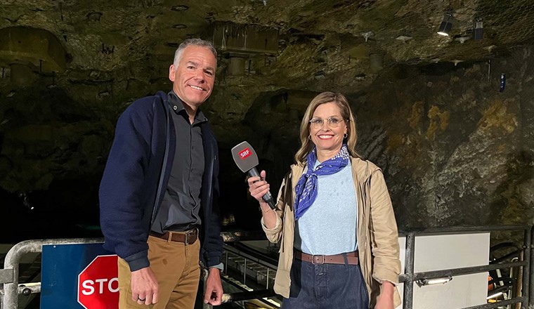 Rolf Meier avec la présentatrice de la SRF Sabine Dahinden Carrel. (© SVGW)