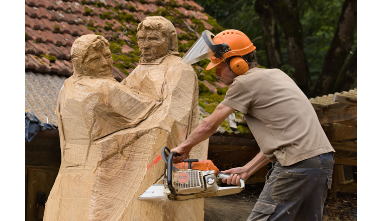 Thomas Jud beim Brunnenschnitzen am 9. Juli 2025. (© ESAF 2025 Glarnerland+/Daniel Sproll)