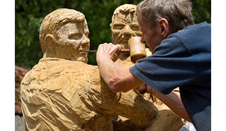 Die Brunnen entstehen – die Kunstwerke von Thomas Jud erhalten den letzten Schliff. (© ESAF 2025 Glarnerland+/Daniel Sproll)