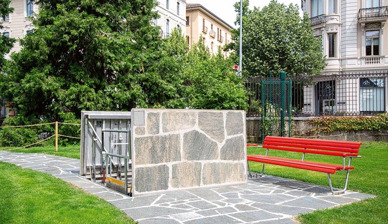 Fig. 3 Geöffnete Abdeckung der DRM-Station mitten im Park.