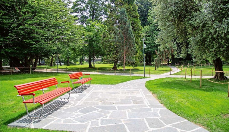 Unterirdisch und gut getarnt mit Natursteinen auf der Abdeckung: die neue Gasdruckregelanlage im Parco Ciani am Luganersee.