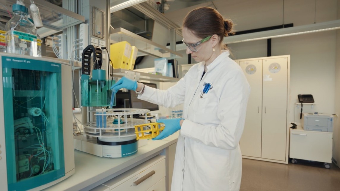 Nicole Imboden, Laborantin im Trinkwasserlabor der Wasserversorgung Zürich. Foto Neoviso/VSA